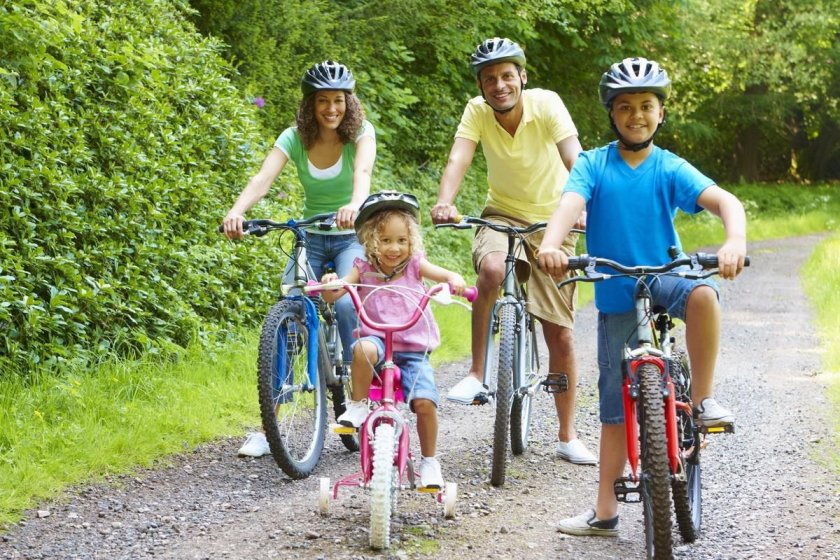 Семья на велосипедах