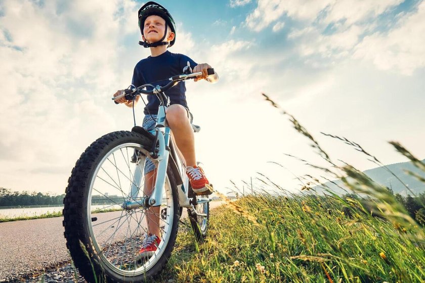 Подросток на велосипеде