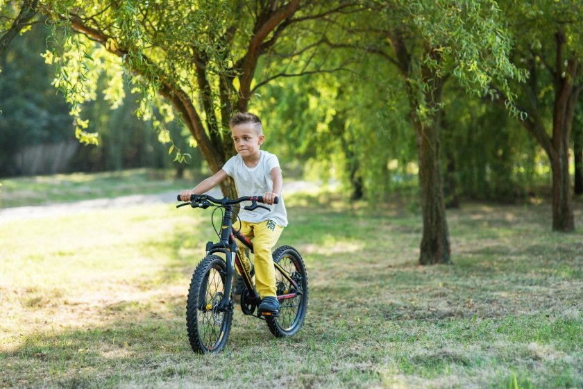 Мальчик на велосипеде