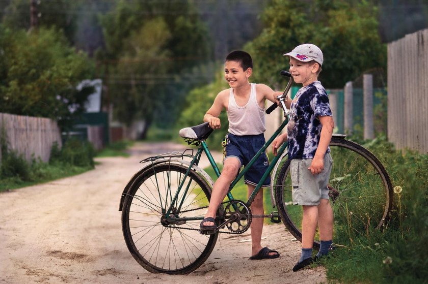 Мальчишки на великах