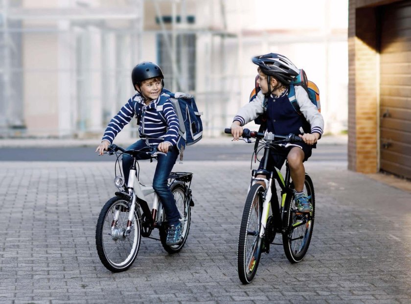 Мальчишки на велосипедах