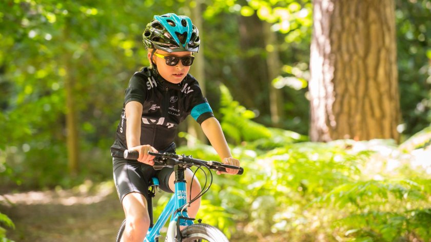 Мальчик на велосипеде