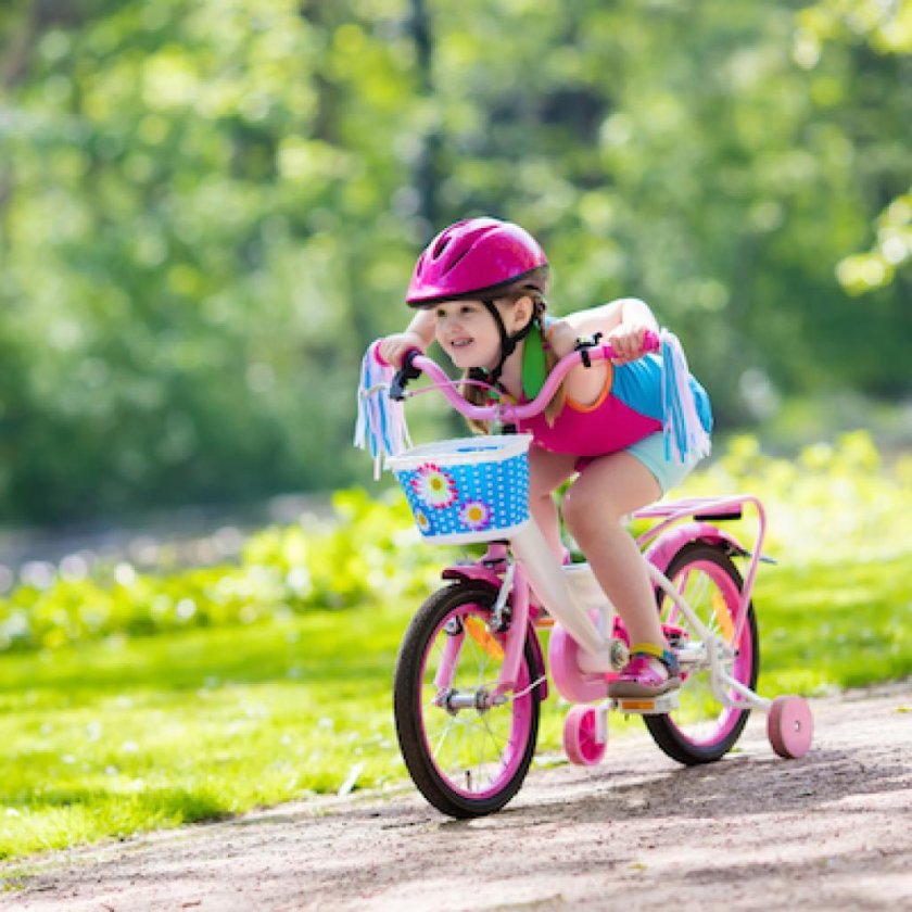 Маленькая девочка на велосипеде