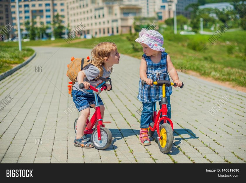 Дети на самокатах и велосипедах