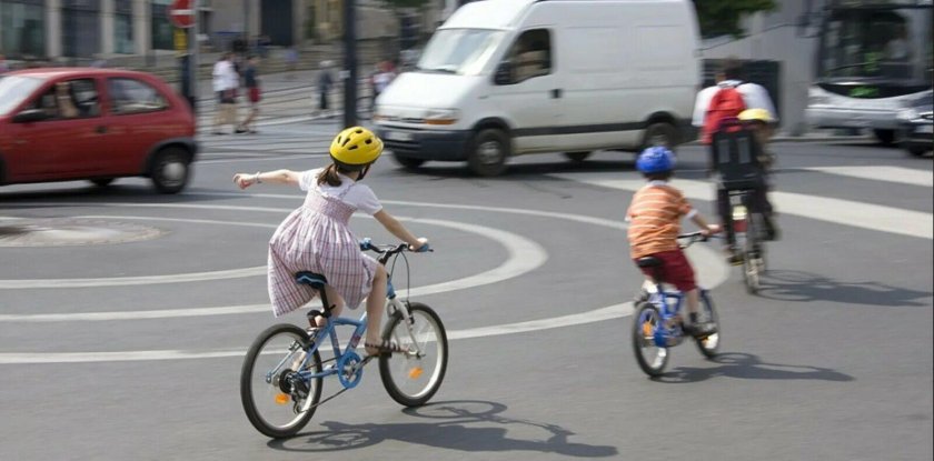 Дети на велосипеде на дороге