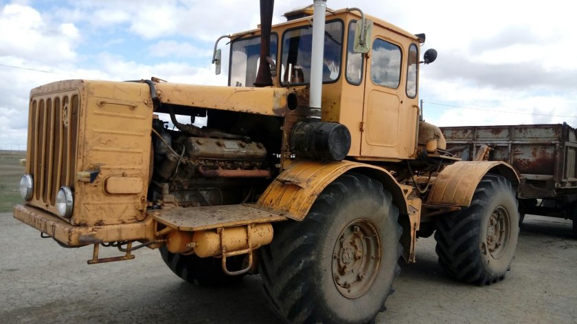 Старый трактор к-700 Кировец