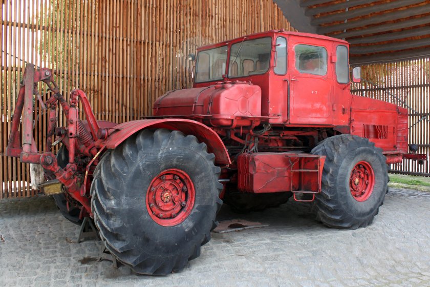 Трактор k-700 Кировец