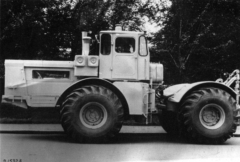 Старый трактор к-700 Кировец