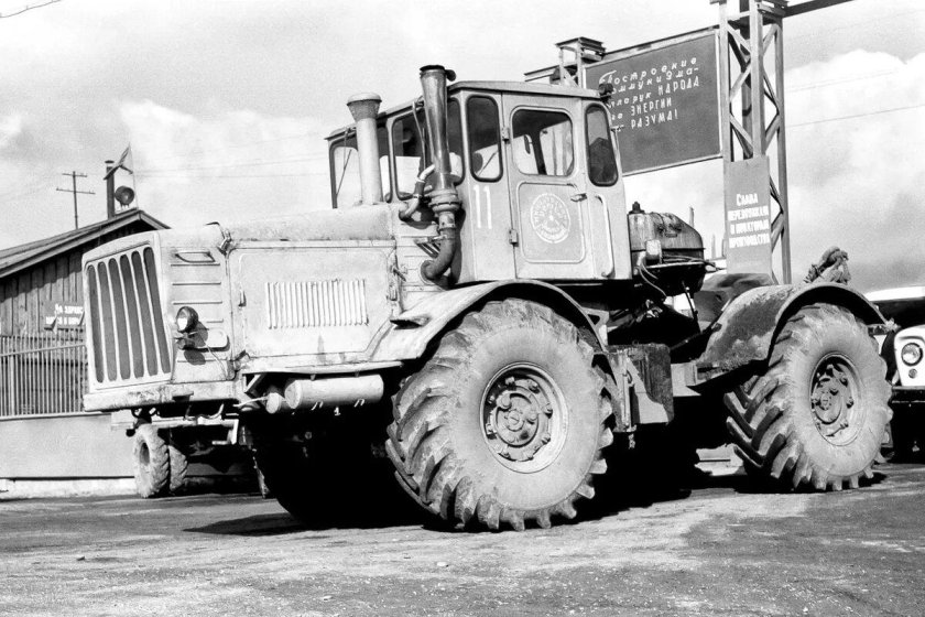 Старый трактор к-700 Кировец