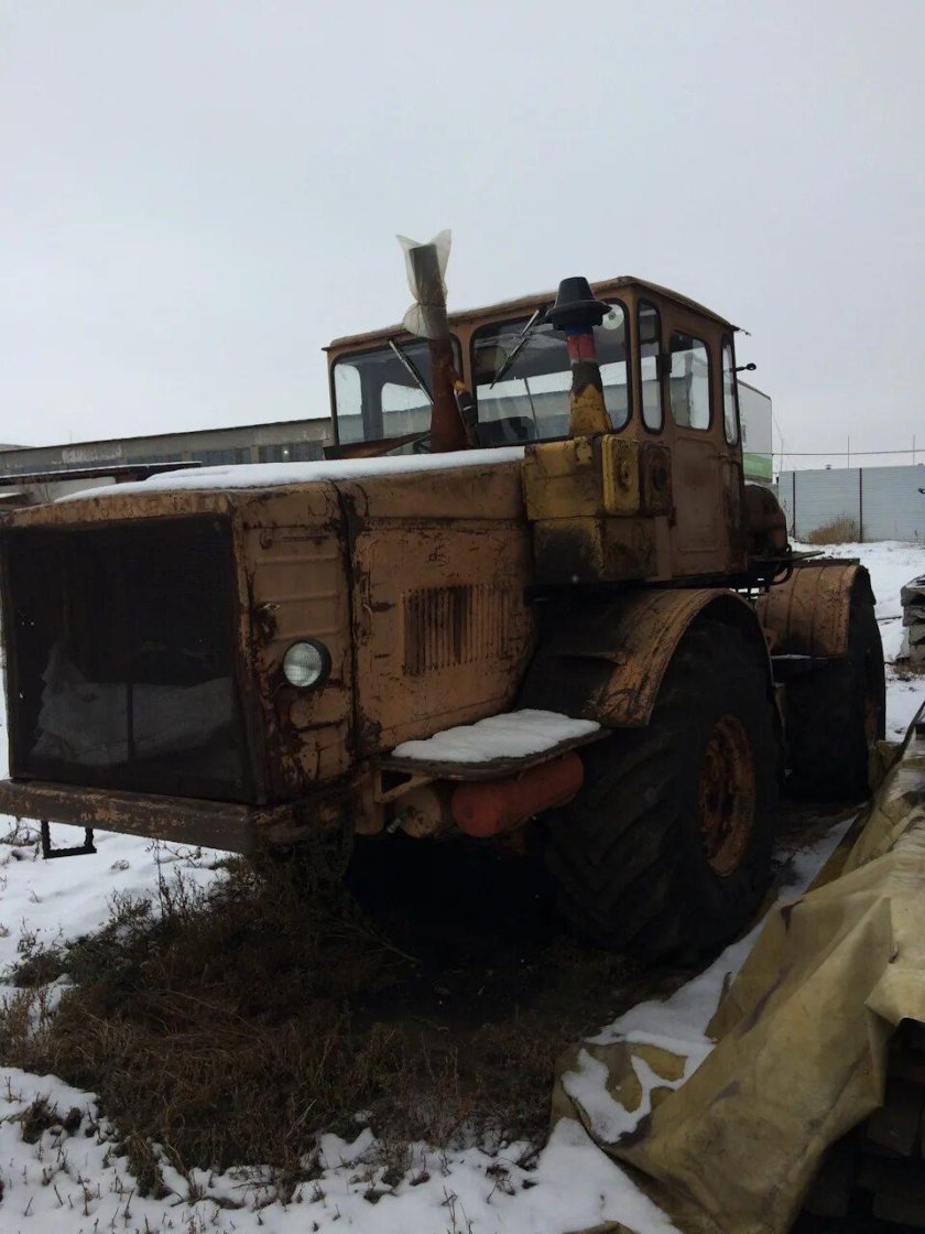 Старый трактор к-700 Кировец