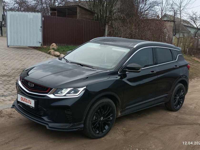 Черный Geely Coolray с черными дисками