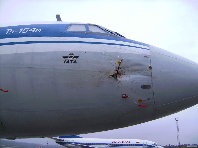 Повреждение обшивки самолета