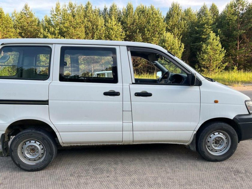 Тойота лит айс 2000