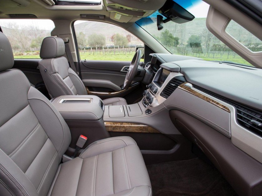 Машина GMC Yukon Denali салон