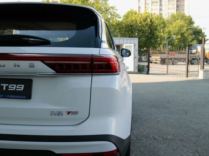 Белый FAW Bestune Nat