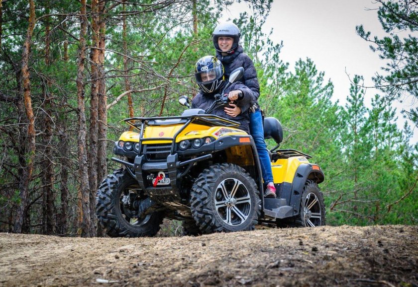 Квадроцикл в лесу