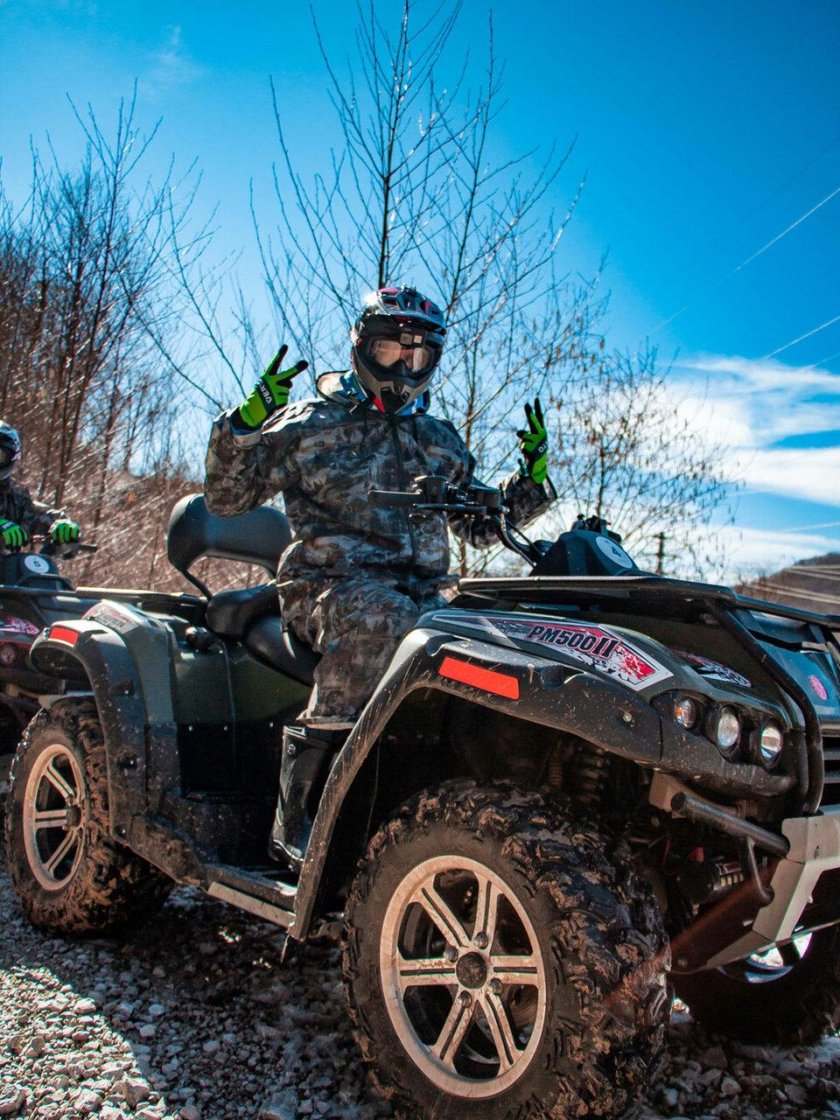 Квадроциклы на водопаде