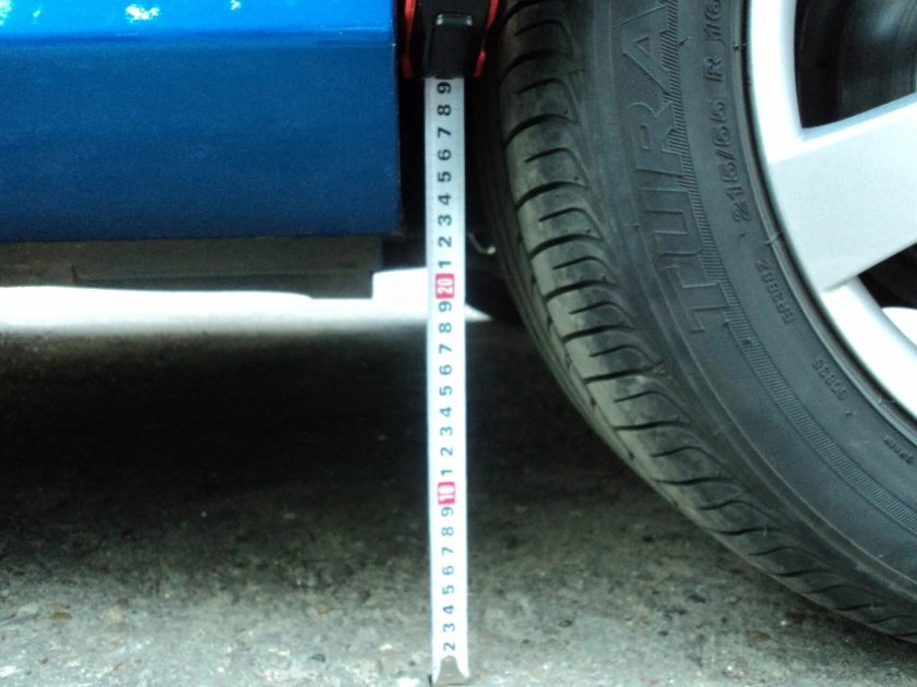 Дорожный просвет автомобиля 210 мм