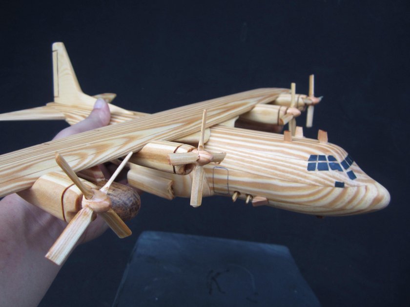 Модель самолета из дерева