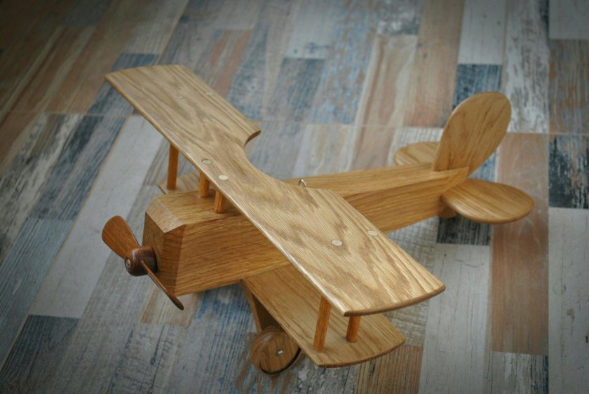 Модель самолета из дерева