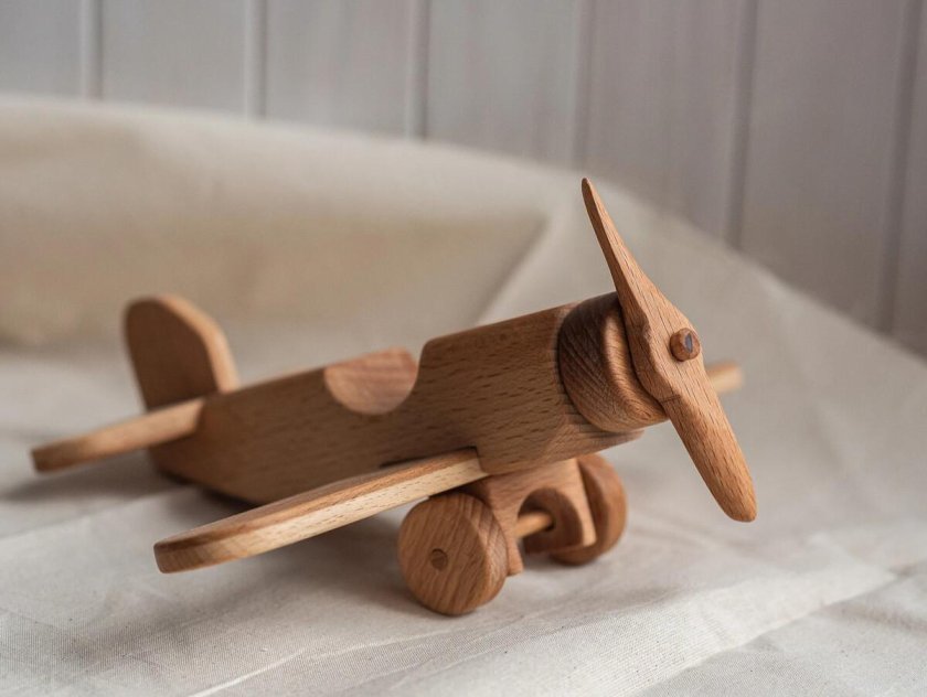 Игрушка самолет деревянный