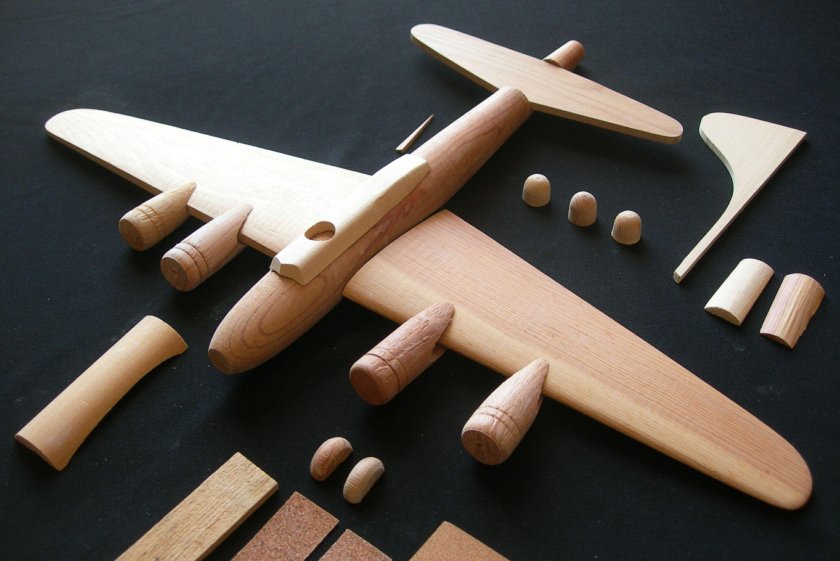 Макет самолета из дерева