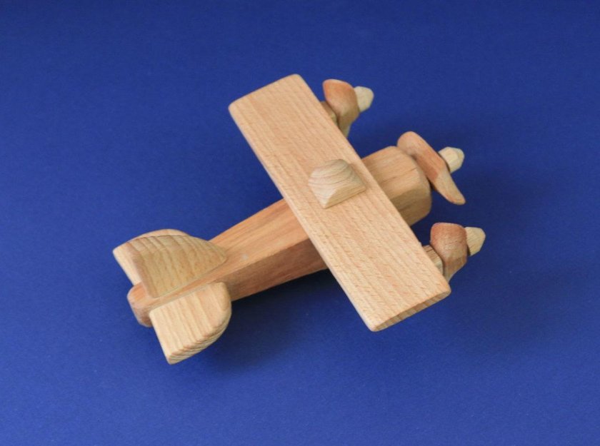Деревянная игрушка самолетик