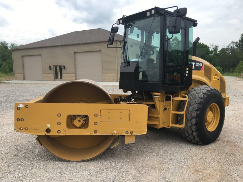 Грунтовый каток Caterpillar