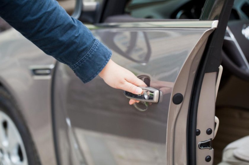 Дверь автомобиля