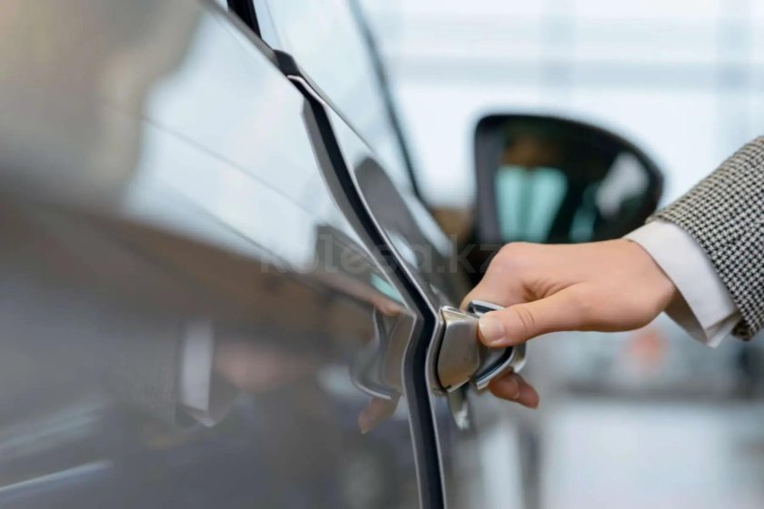 Открытая дверь машины