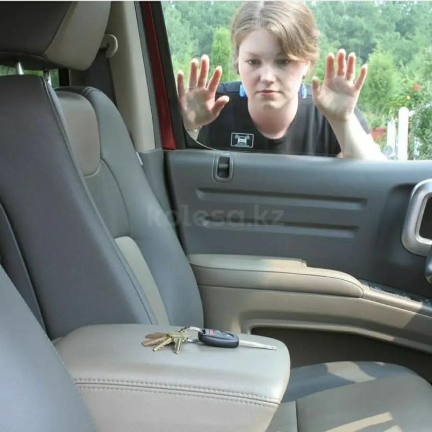 Открытая дверь машины