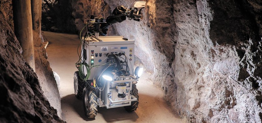 Робот в пещере