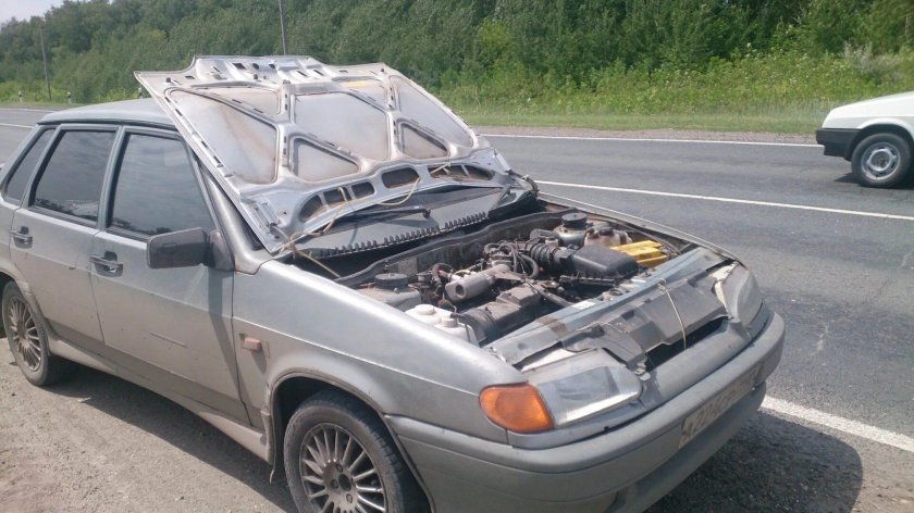 ВАЗ 2115 открытый капот