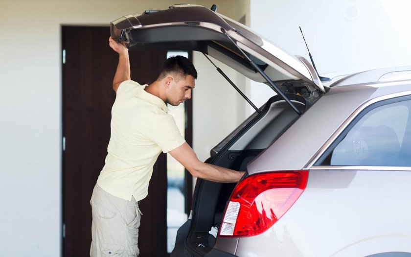 Открытый багажник машины