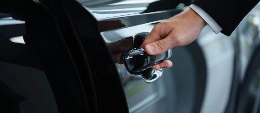 Дверь машины захлопывает