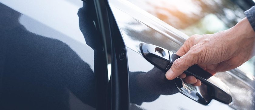 Дверь машины захлопывает