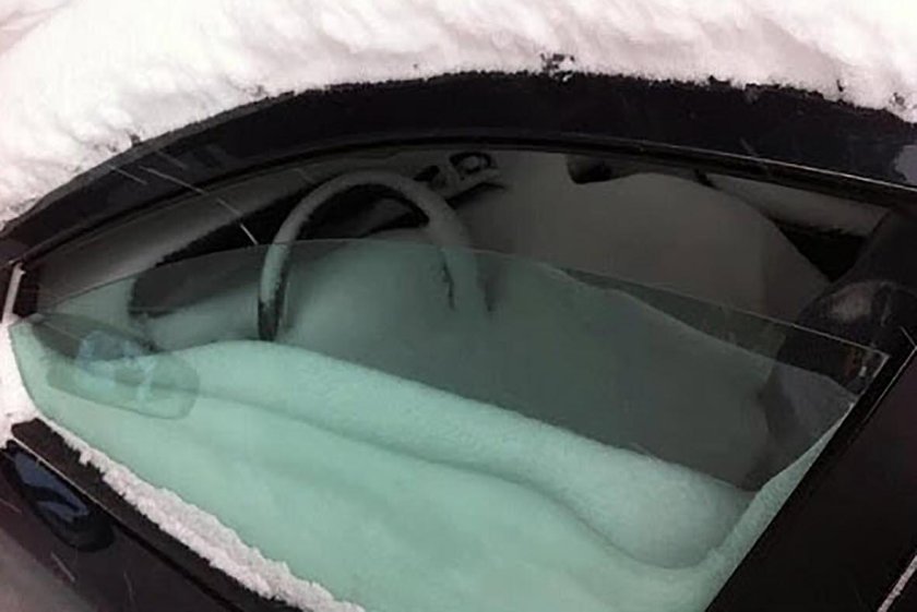 Снег в салоне автомобиля
