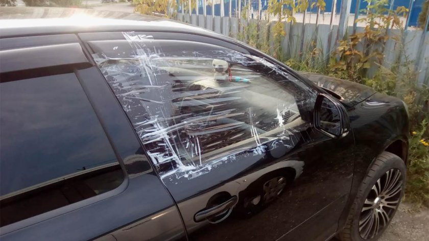 Разбитое стекло автомобиля