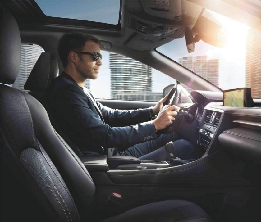 Мужчина на Лексусе