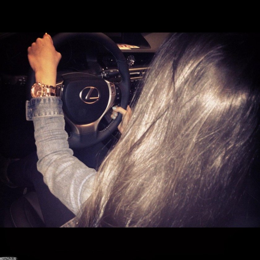 Девушка за рулем