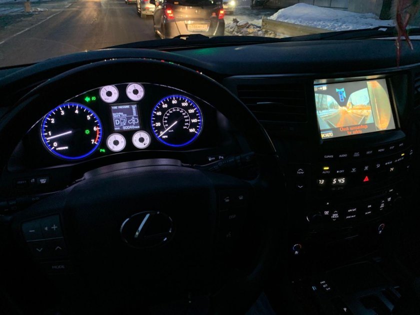 За рулем Лексуса ночью зимой