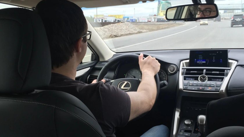 Мужчина за рулем Лексуса