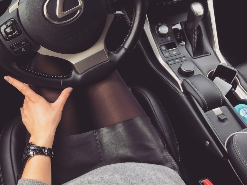 Девушка за рулем Лексуса
