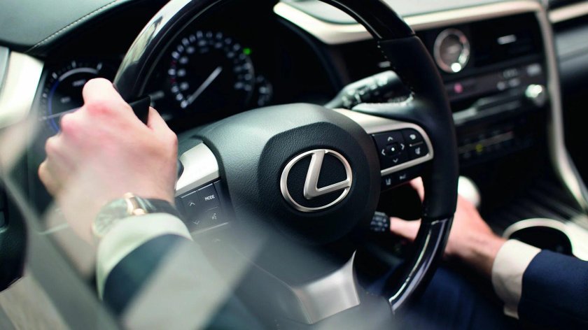 Парень за рулем Лексуса