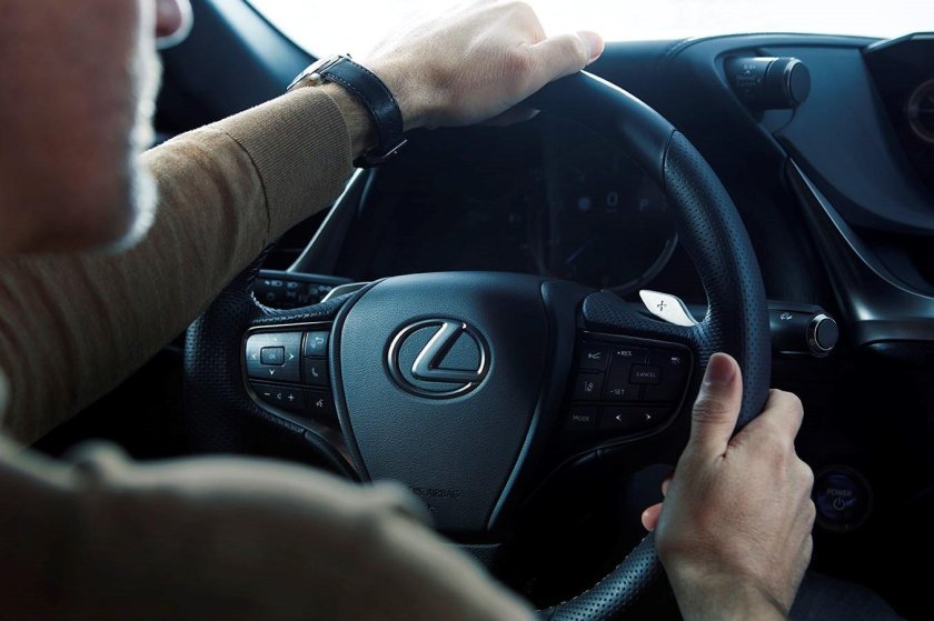 Девушка за рулем Лексуса