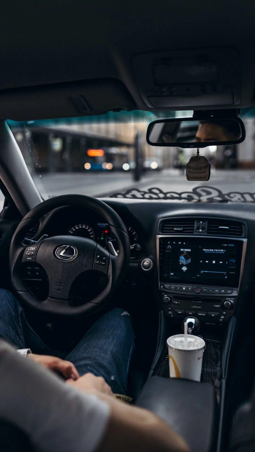 Парень за рулем Лексуса