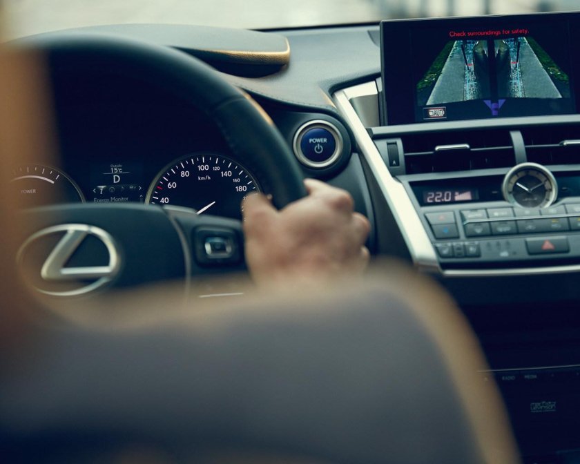 Мужчина за рулем Лексуса