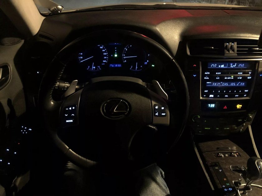 Тойота Камри 55салрн ночью