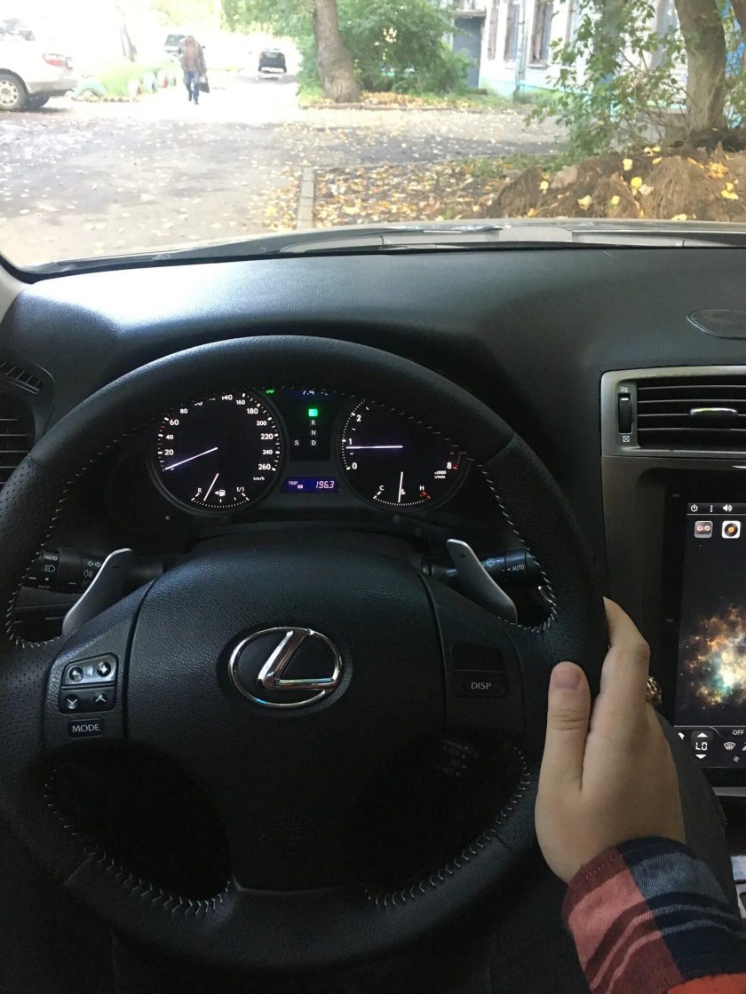 Девушка за рулем Лексуса