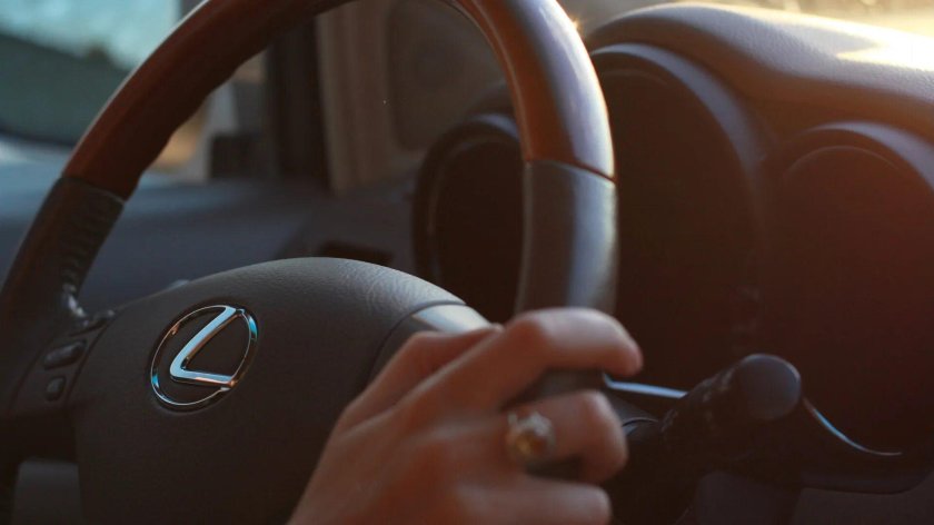 Девушка за рулем Lexus